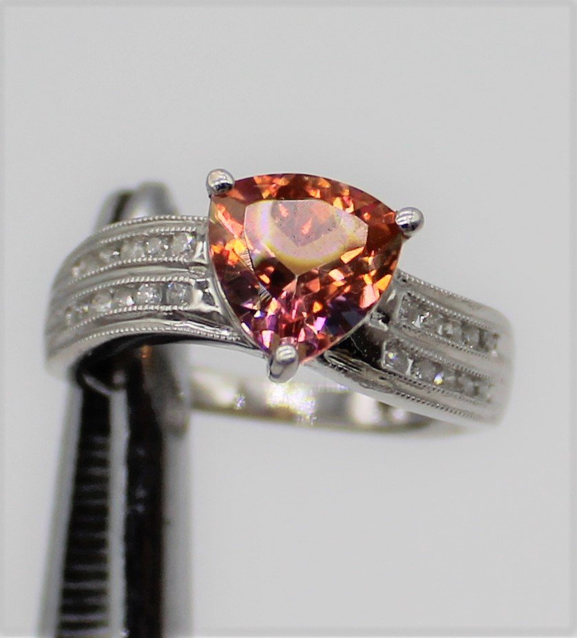 10K Gold Tanzanite & Diamond: 10K Gold Tanzanite & Diamond, nice condition.