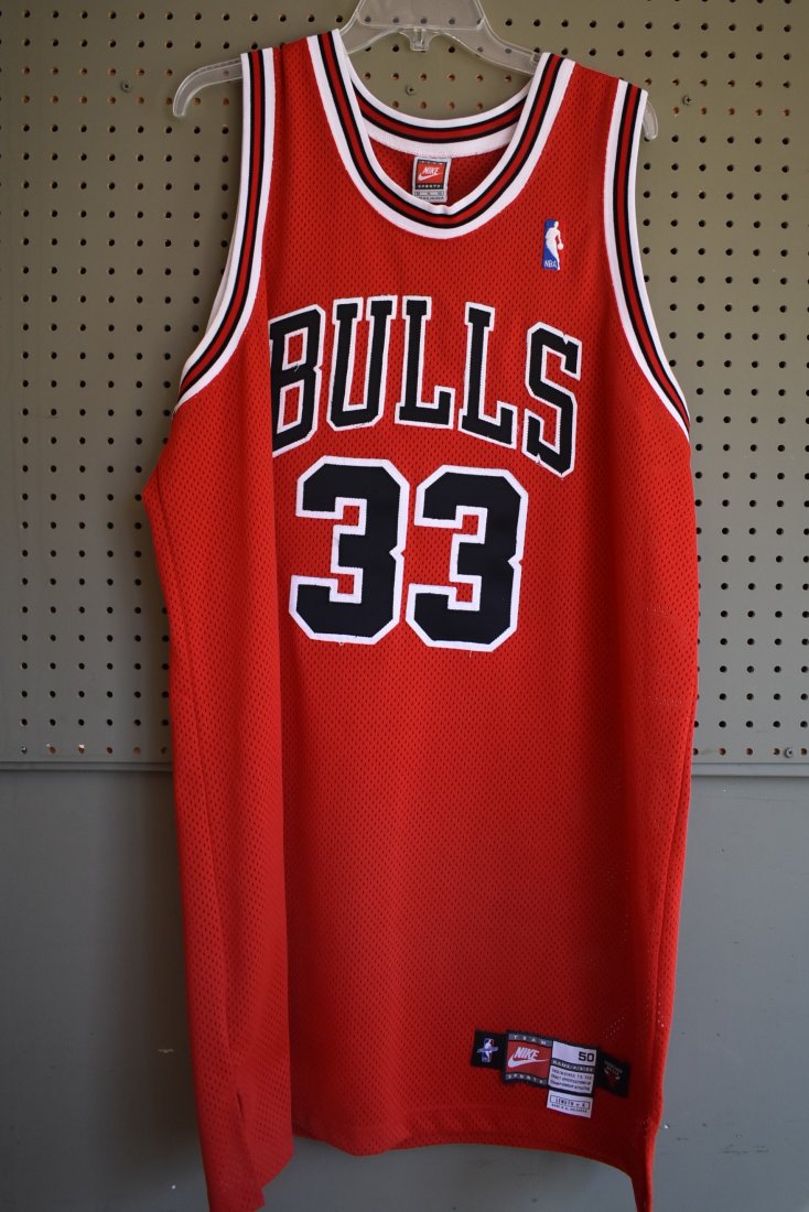 NBA Chicago Bulls Scottie Pippin 33 Jersey: Chicago Bulls Scottie Pippin NBA Jersey, size XL length +4