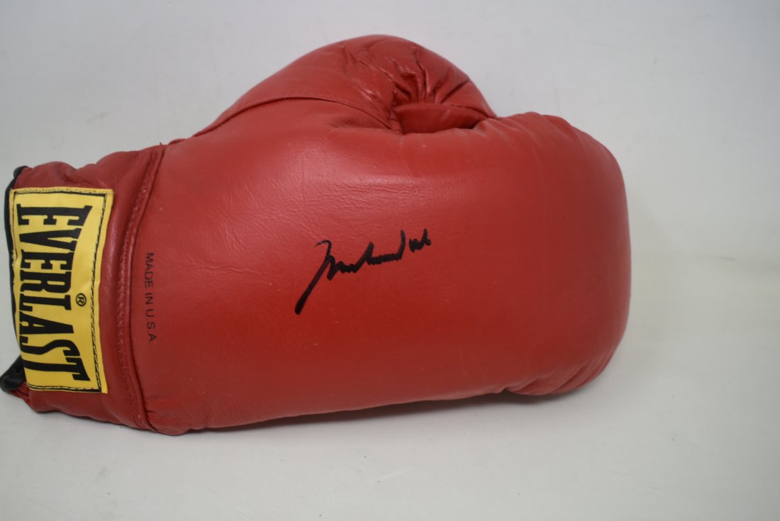 Muhammad Ali Autographed Everlast Boxing Glove (1 of 3)