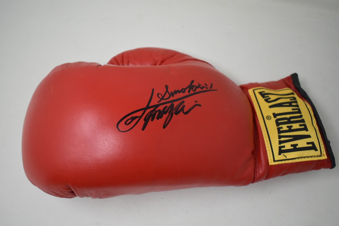 Smokin' Joe Frazier Autographed Everlast Boxing Glove: Smokin' Joe Frazier Autographed Everlast Boxing Glove. Nice condition, no COA