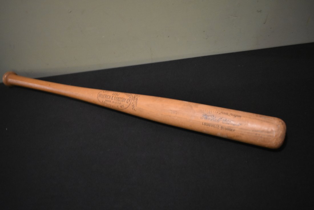 Vintage Roberto Clemente Louisville Slugger Baseball Bat (1 of 2)