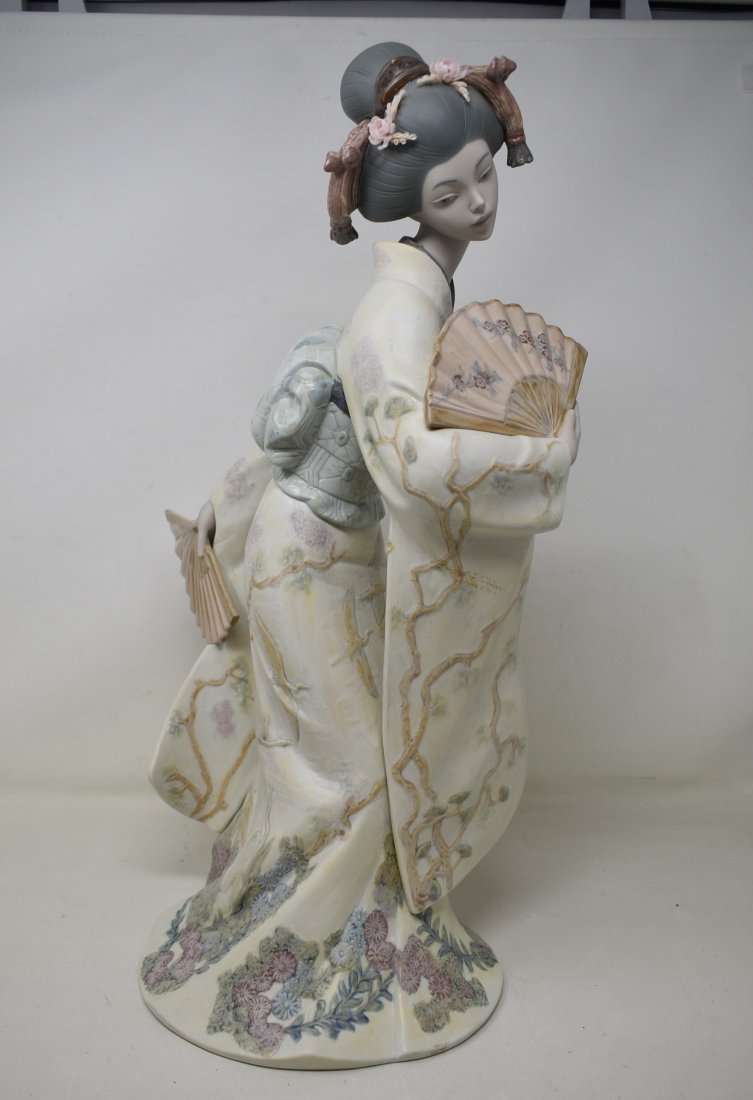 Limited Edition Lladro #6966 "Japanese Elegance": Limited Edition Lladro #6966 "Japanese Elegance" by Jose Pucher. It is numbered 228/750 and measures 19" tall.