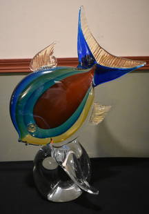Signed Oscar Zanetti Murano Glass Fish Sculpture: A Signed Oscar Zanetti Murano Glass Large Fish Sculpture. It is 2 pieces and measures 27 inches tall. Signed on the base. In very good condition with no chips or cracks.