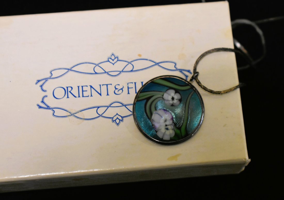 1984 Orient & Flume Art Glass Necklace Sterling: Gorgeous 1984 Orient & Flume Art Glass Necklace. It is set in sterling and signed. In excellent condition and includes sterling chain and box.