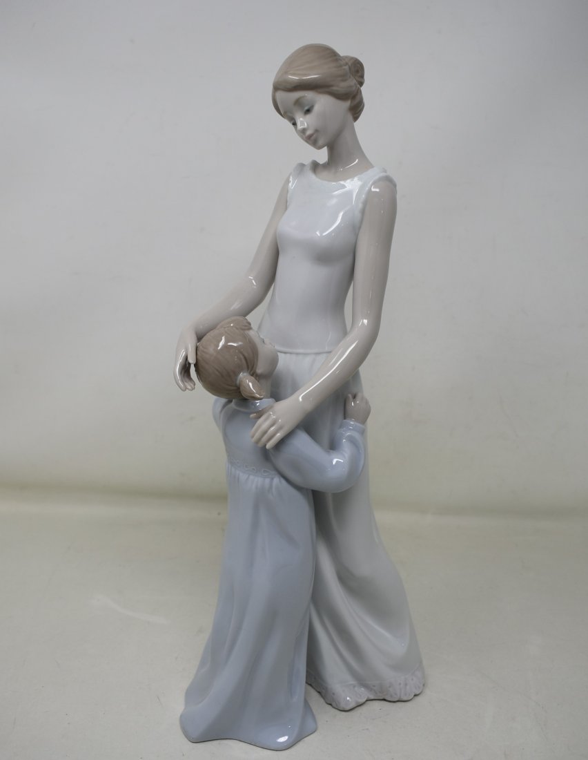 Lladro "Someone to Look Up To" 6771: Lladro "Someone To Look Up To" 6771, in excellent condition.