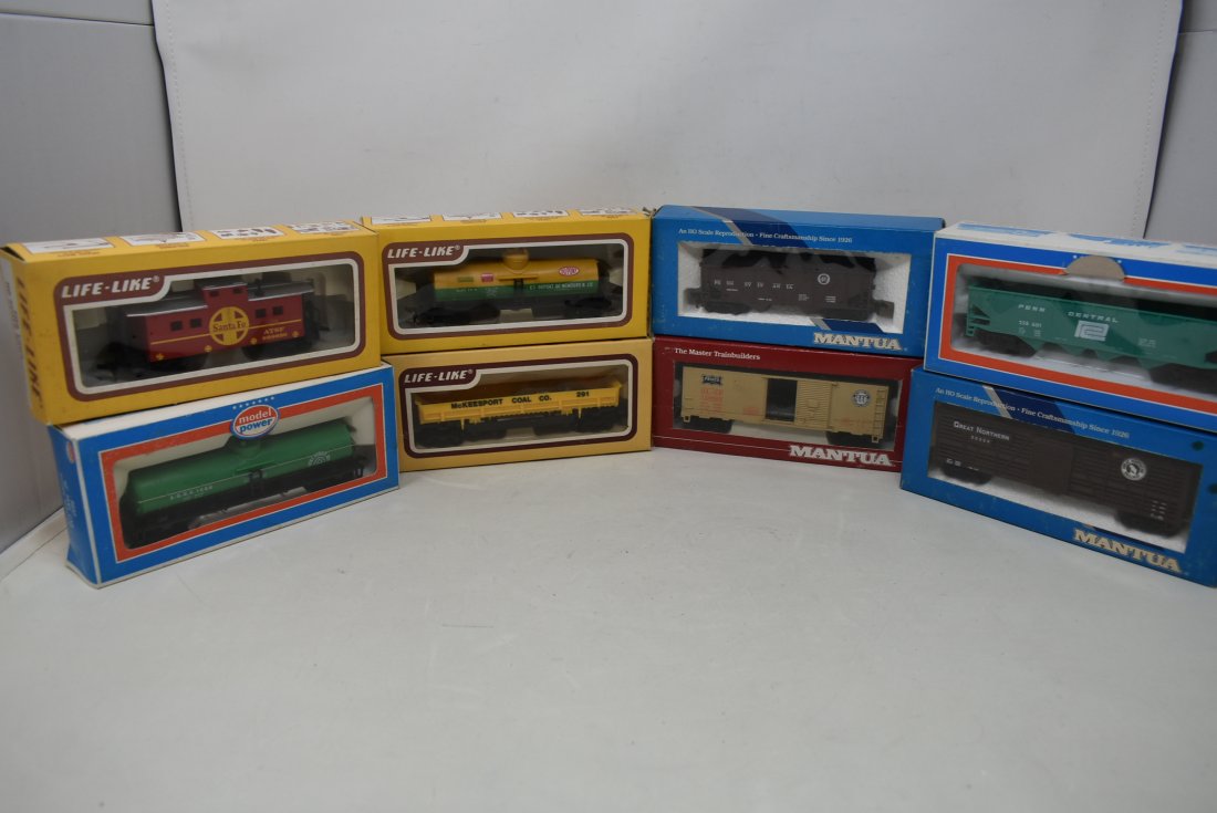Group of 8 Assorted HO Scale Train Cars (1 of 4)
