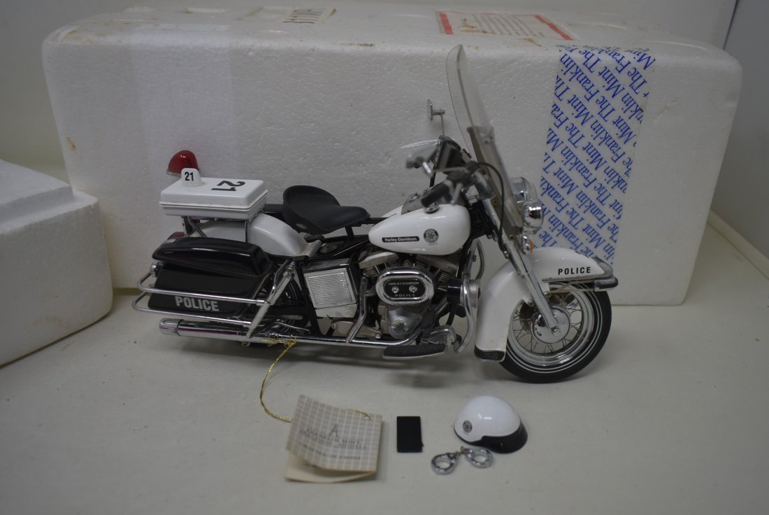 Franklin Mint Police Motorcycle: Franklin Mint Police Motorcycle. In original styrofoam box, good condition, some dust from storage.