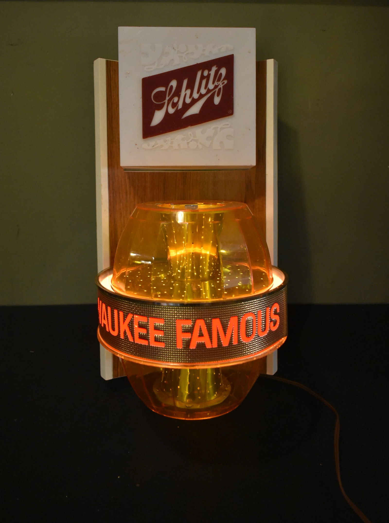 Vintage Schlitz Beer Rotating Bar Sign Light (1 of 4)