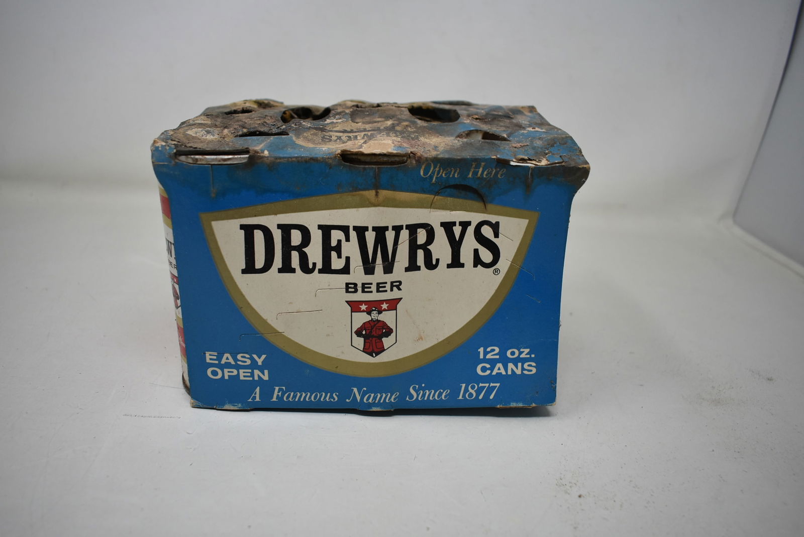 Vintage Drewery's Beer 6-Pack Holder with Easy Open Cans: Vintage Drewery's Beer 6-pack Holder with 4 Pull Tab Easy Open cans.