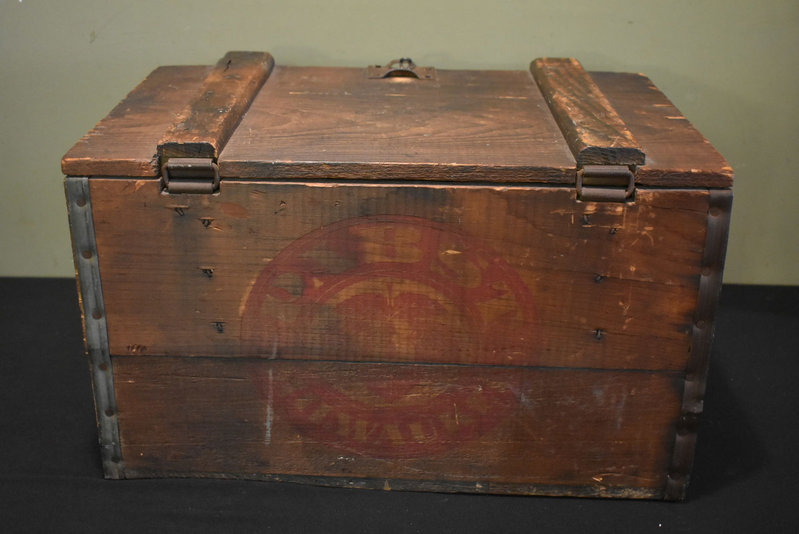 Pabst Beer Lidded Wood Beer Crate: Pabst Beer Lidded Wood Crate in NICE Condition.red pabst label in deep colored wood