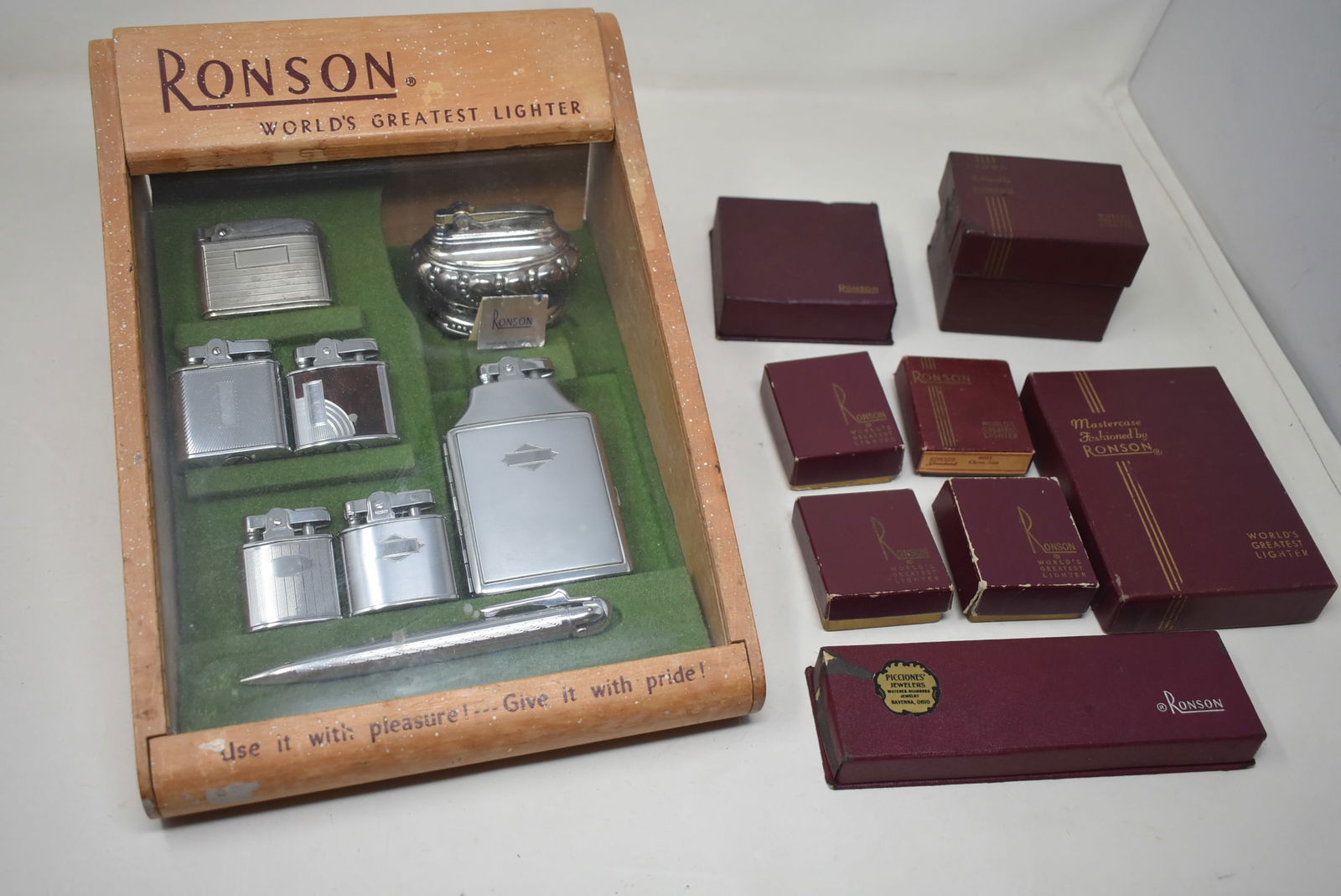 Vintage Ronson Store Display Case with Lighters (1 of 11)
