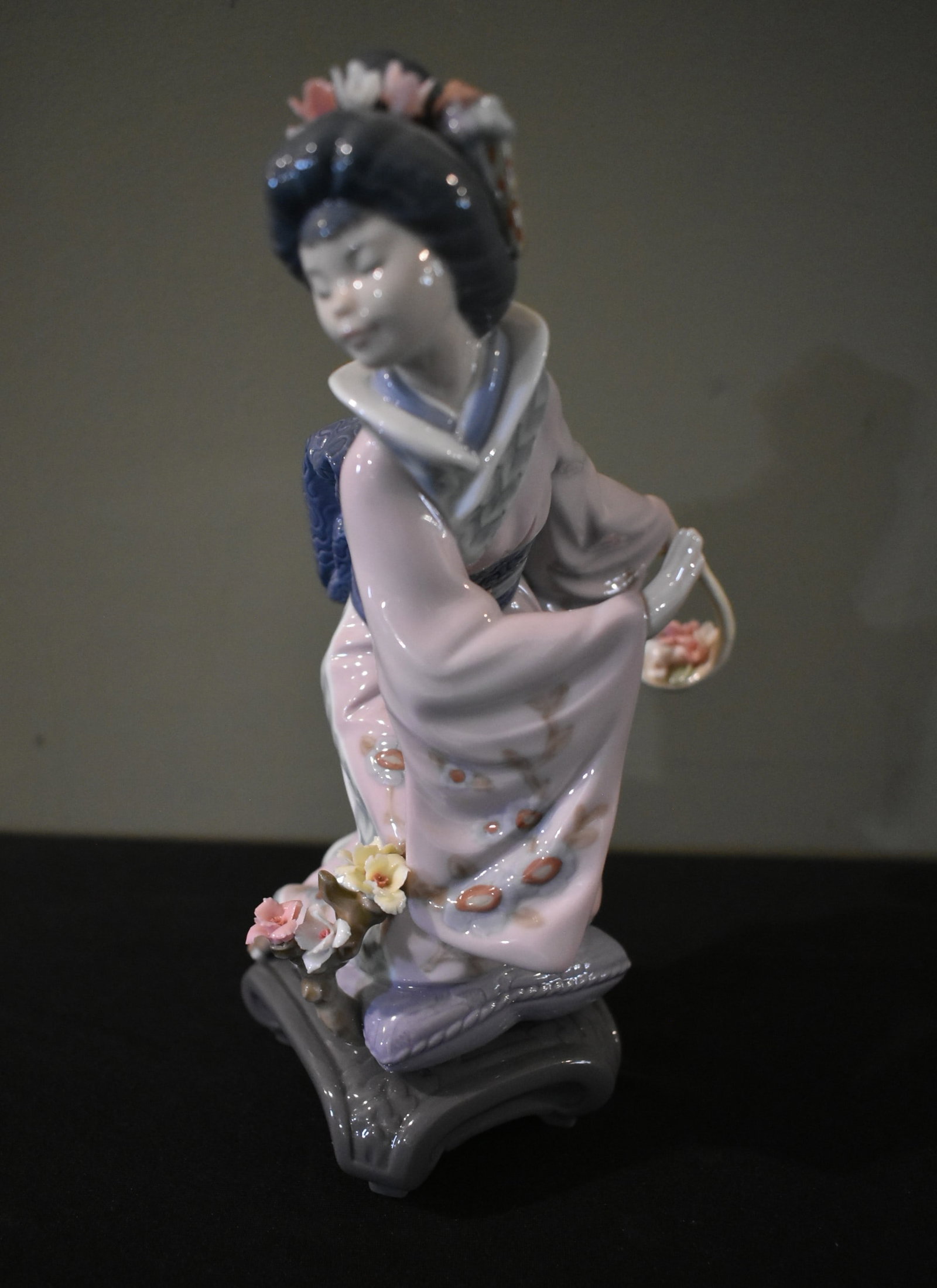 Lladro "Michiko" Geisha Porcelain Figure: Lladro Figure "Michiko" 8.5". It comes in excellent condition.
