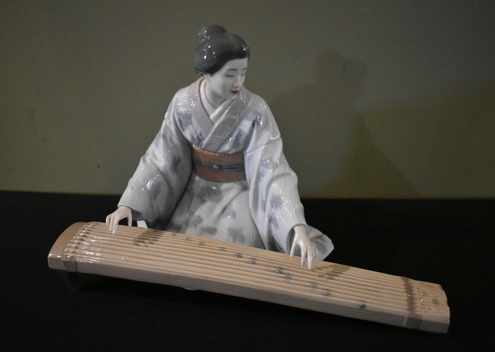 Lladro Porcelain Figure 8223 "Koto Player" (1 of 6)