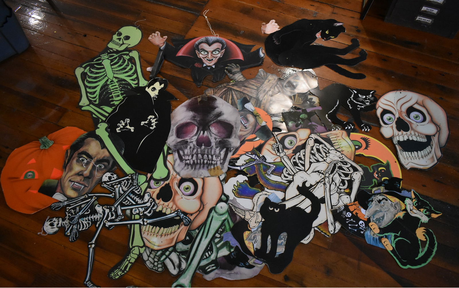 Large Group of Vintage Halloween Decorations: A Lot of Vintage Halloween Decorations. Condition varies, some in good condition, some have wear/damage.