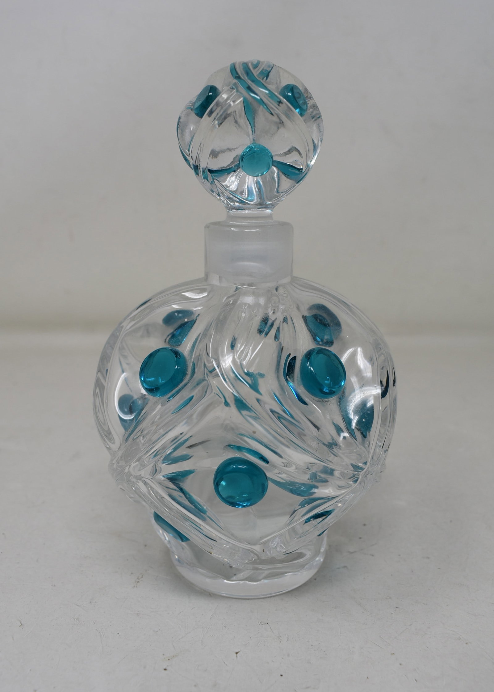 Lalique France Crystal Floride Florida Perfume Bottle: Lalique France Crystal 6.5" Floride Florida Perfume Bottle. It looks great, no damage to bottle but the stopper has broken off in the bottle. See photos.