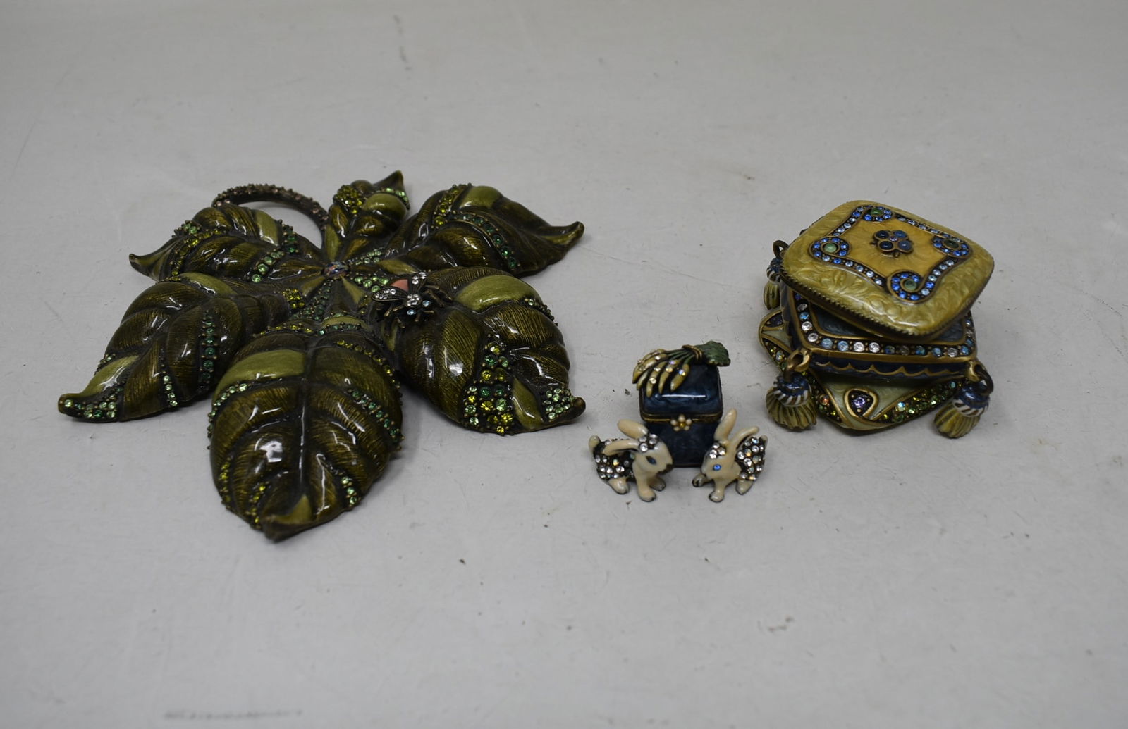3 Jay Strongwater Dresser Trinkets (1 of 6)