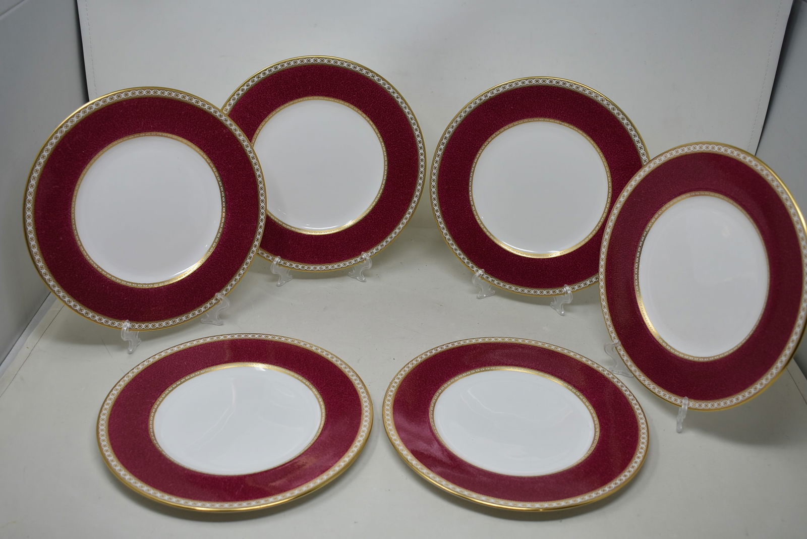 6 Wedgewood "Ulander" 9" Dinner Plates: 6 Wedgewood Unlander 9" Dinner Plates. Overall good condition with no chips or cracks. 2 have light scratches on the red area.