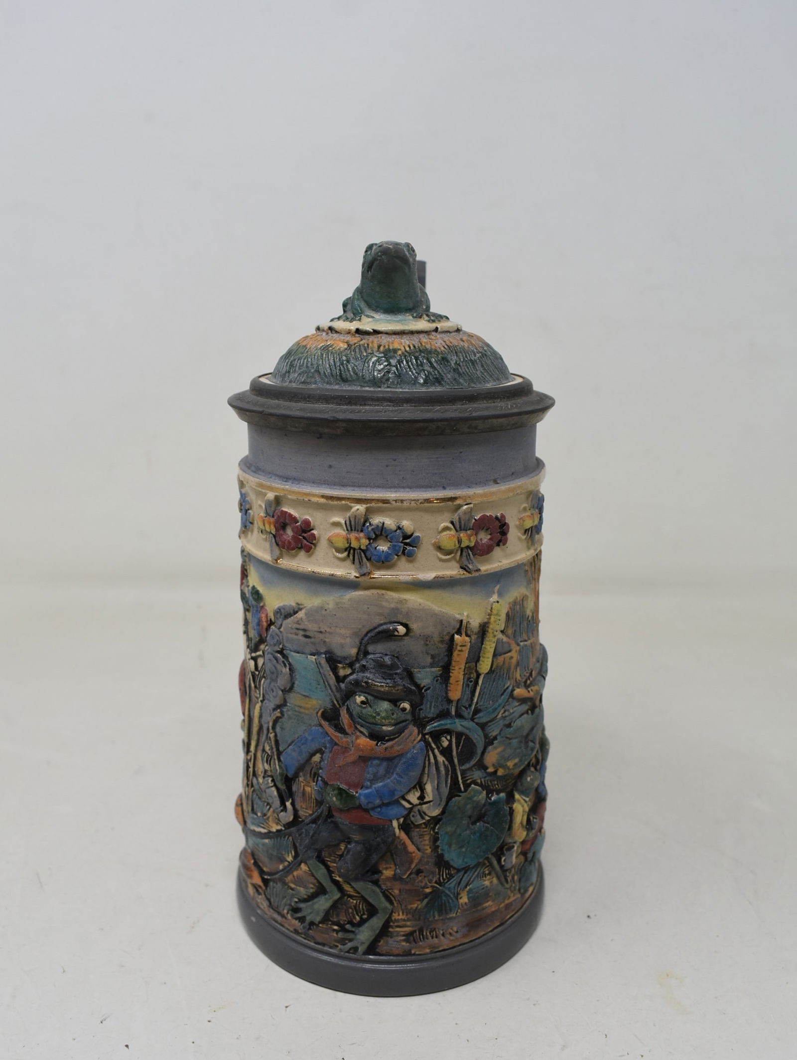 1/2 Liter Beer Stein with Relief Frogs Smoking and Drinking Figural Frog Inlay Lid HTF (1 of 8)