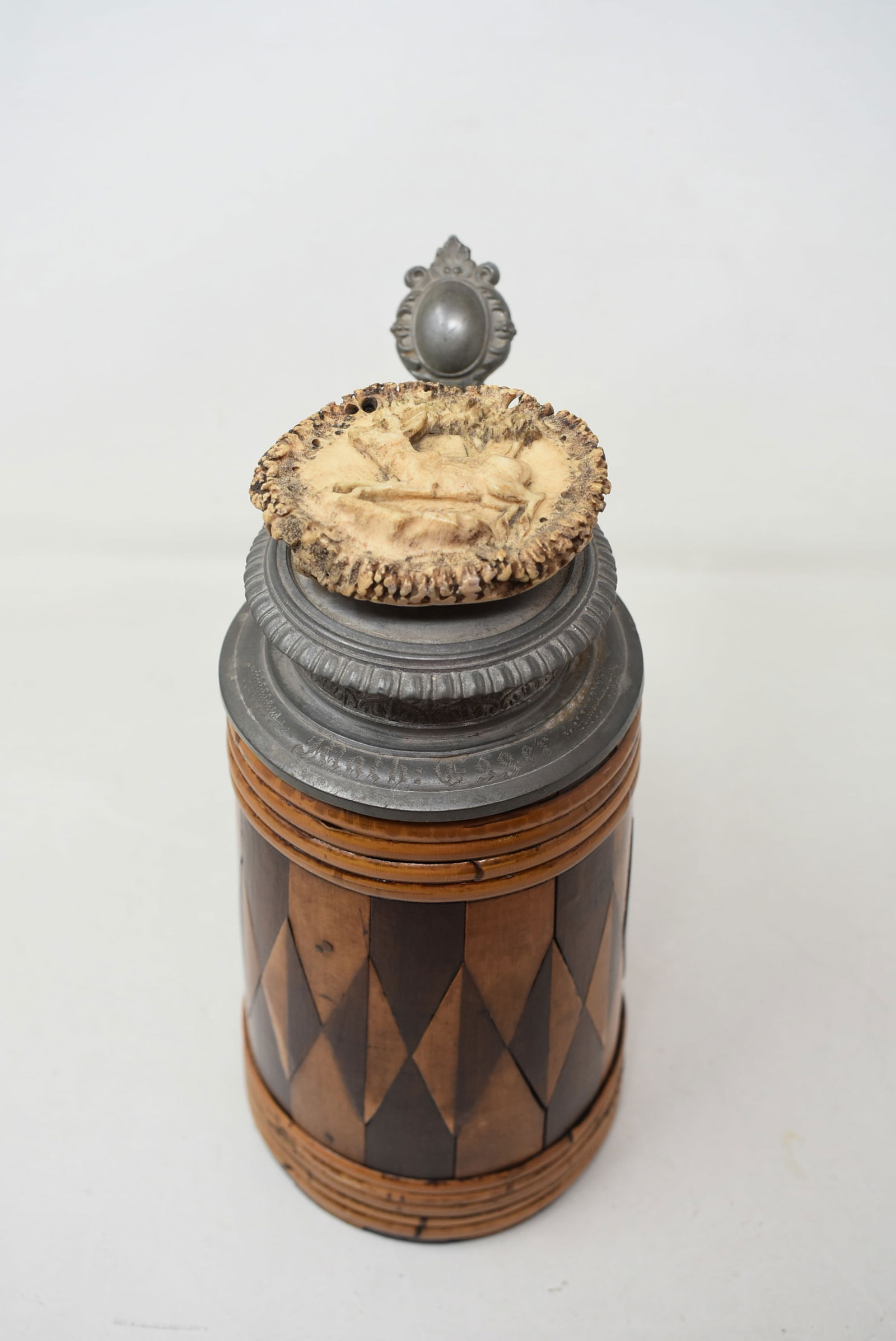 Wood Checkered pattern Beer Stein with Carved Antler Top dated 1902  1 liter (1 of 7)