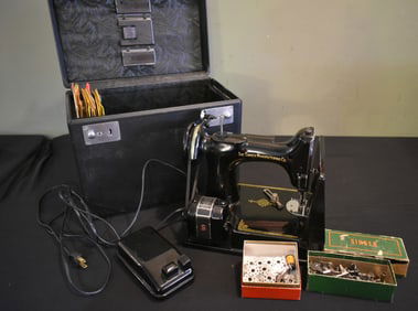 Vintage Singer Featherweight Sewing Machine NICE