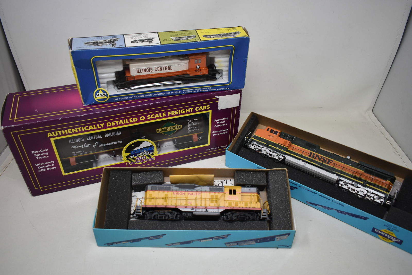 Assorted Train Lot HO & O (1 of 7)