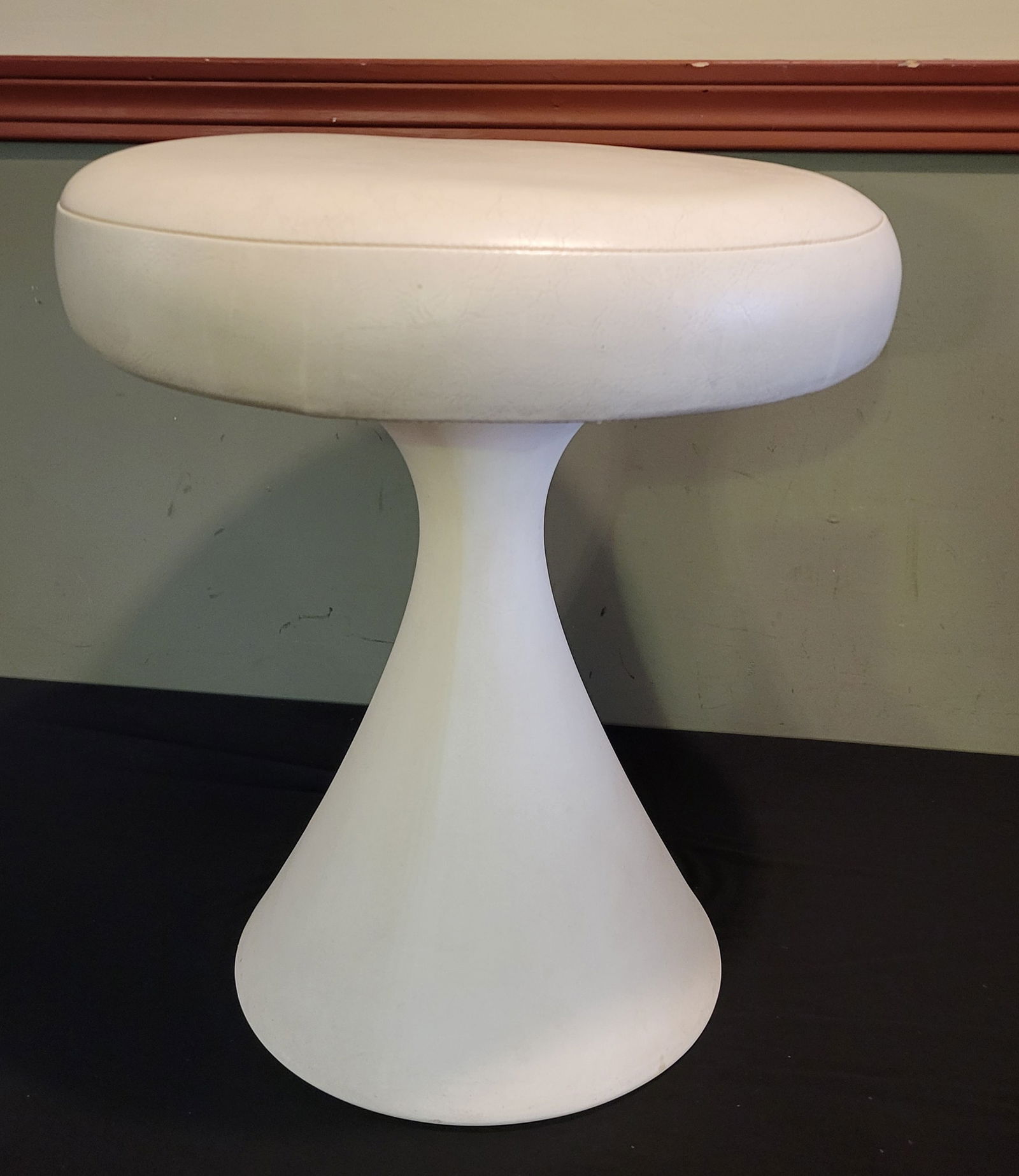 Vintage Mid-Century Hollen Inc White Tulip Stool (1 of 10)