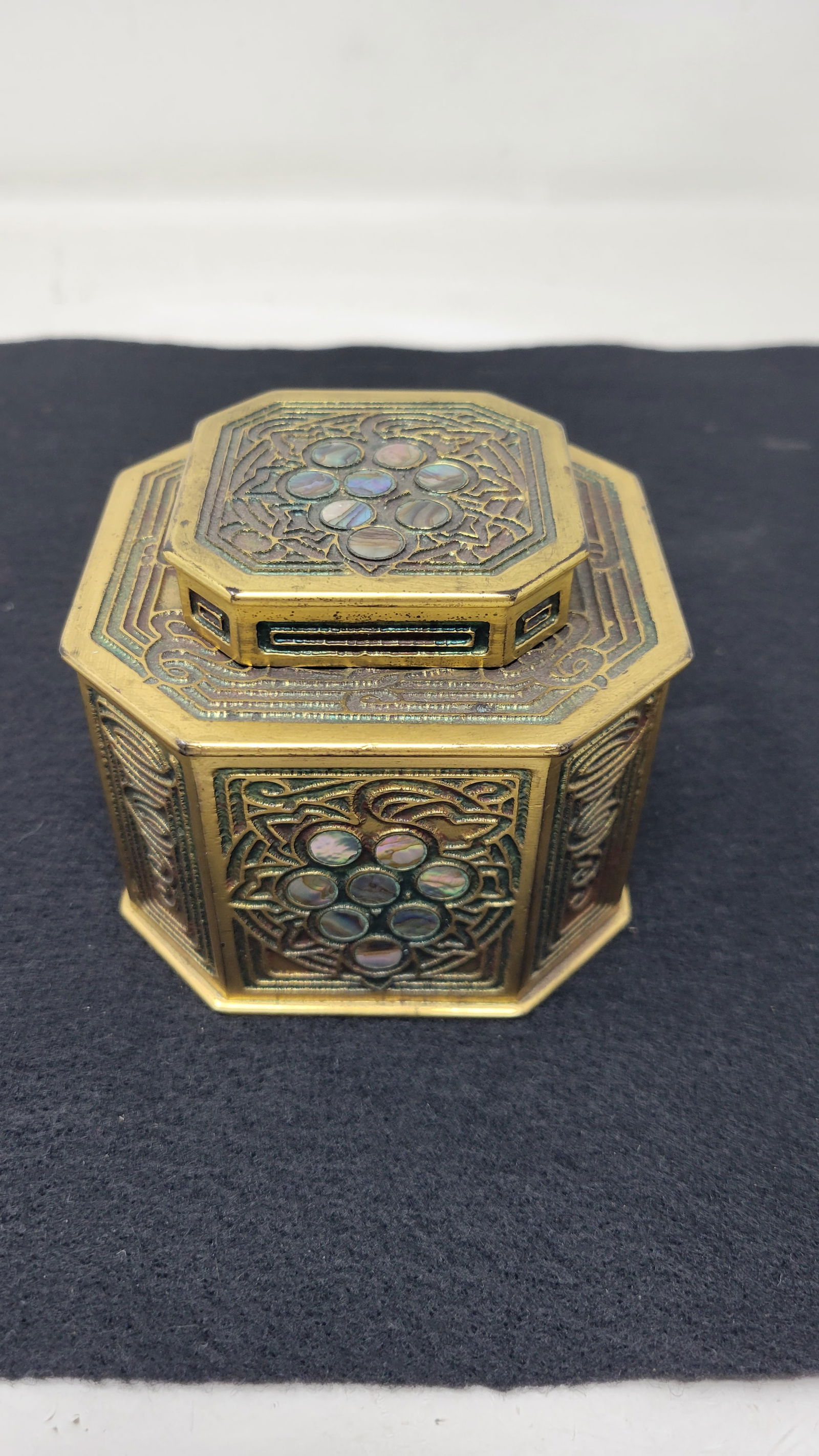 Beautiful Tiffany Studios New York Abalone Pattern Inkwell 1157: Beautiful Tiffany Studios New York Abalone Pattern Inkwell Model no. 1157. It was produced in the early 1900s and is made of Gilded Bronze and features an Art Nouveau design of coiling vines and