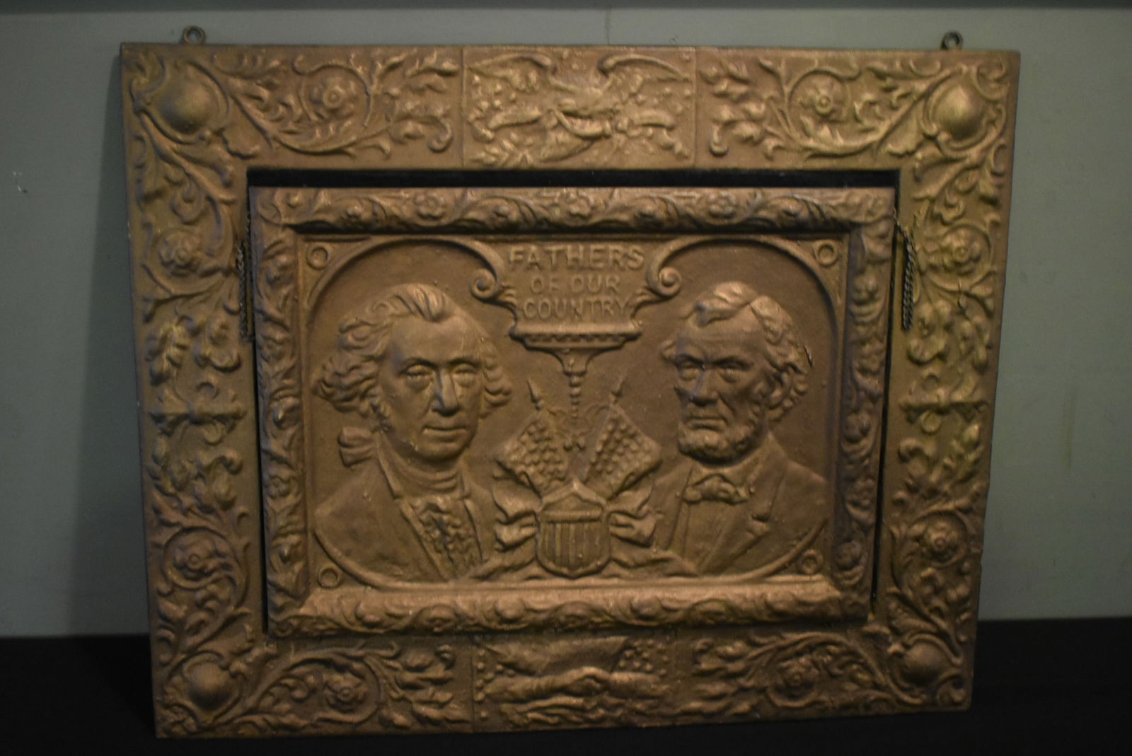 Vintage Abraham Lincoln & George Washington Wall Newspaper Holder (1 of 5)