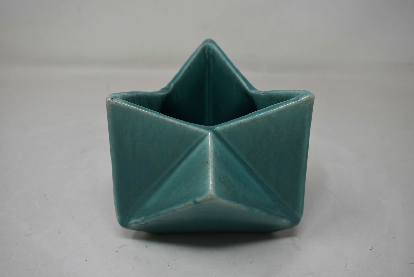 Muncie Pottery "Star Vase" Rombic Line Green (1 of 6)