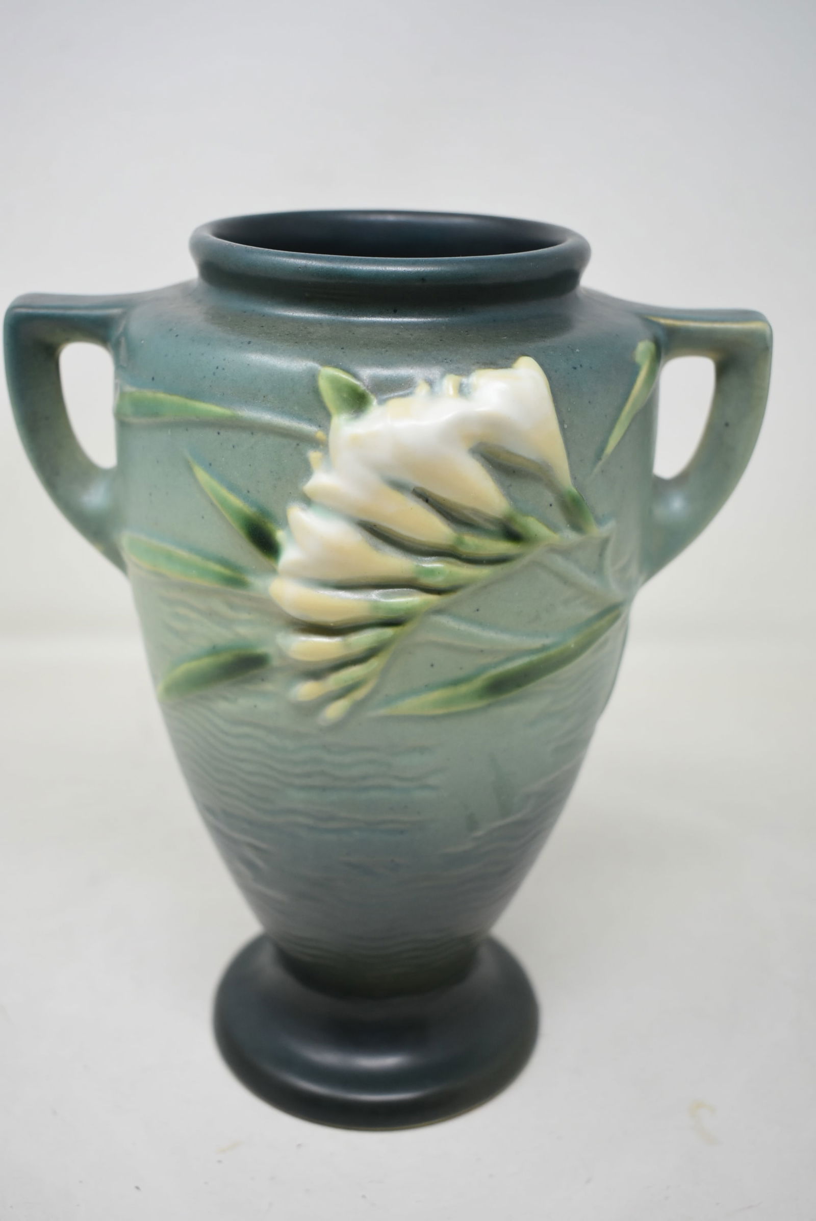 Roseville Freesia Green 2-handle Vase (1 of 5)