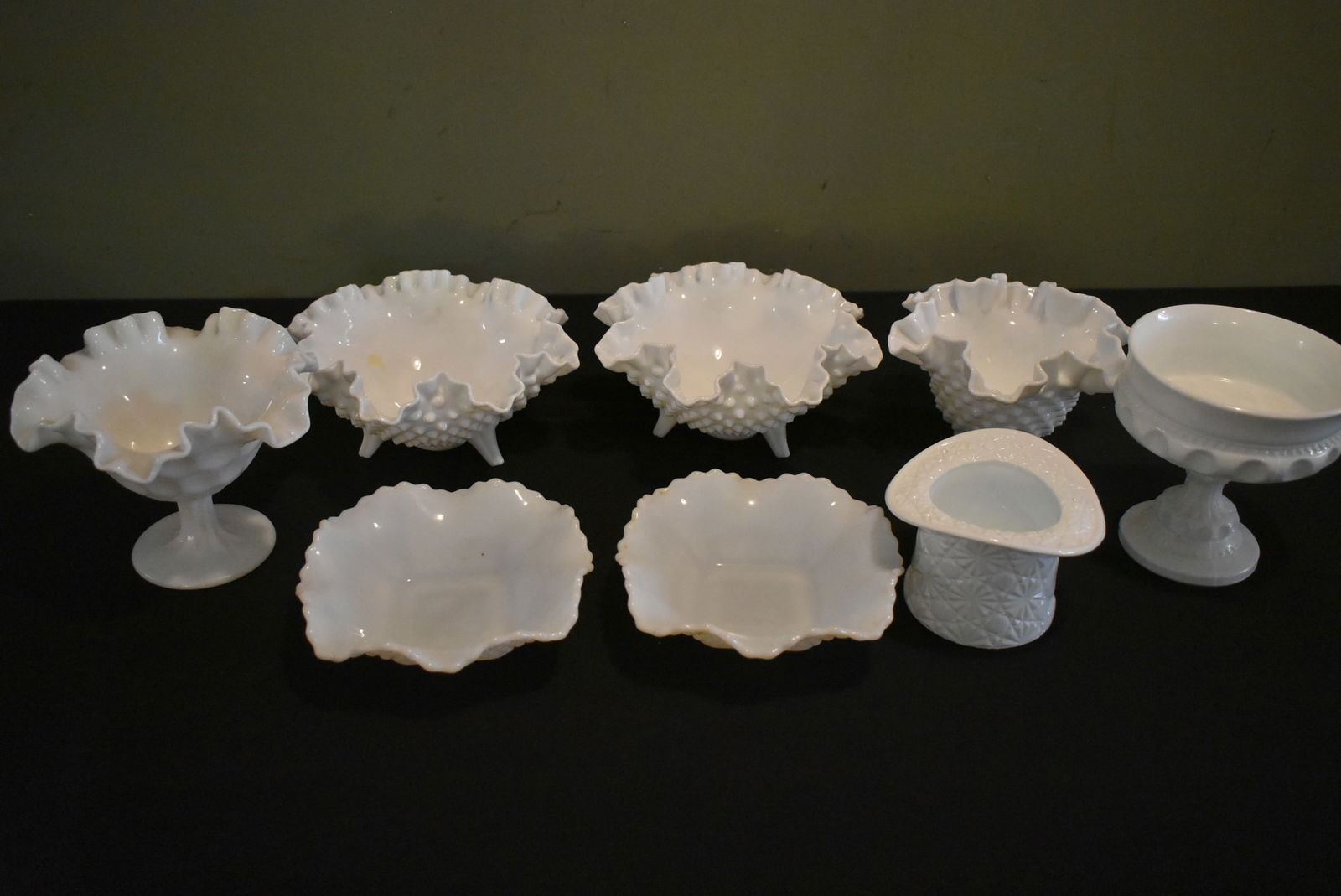 Lot of 8 Pieces of Vintage Milk Glass (1 of 4)