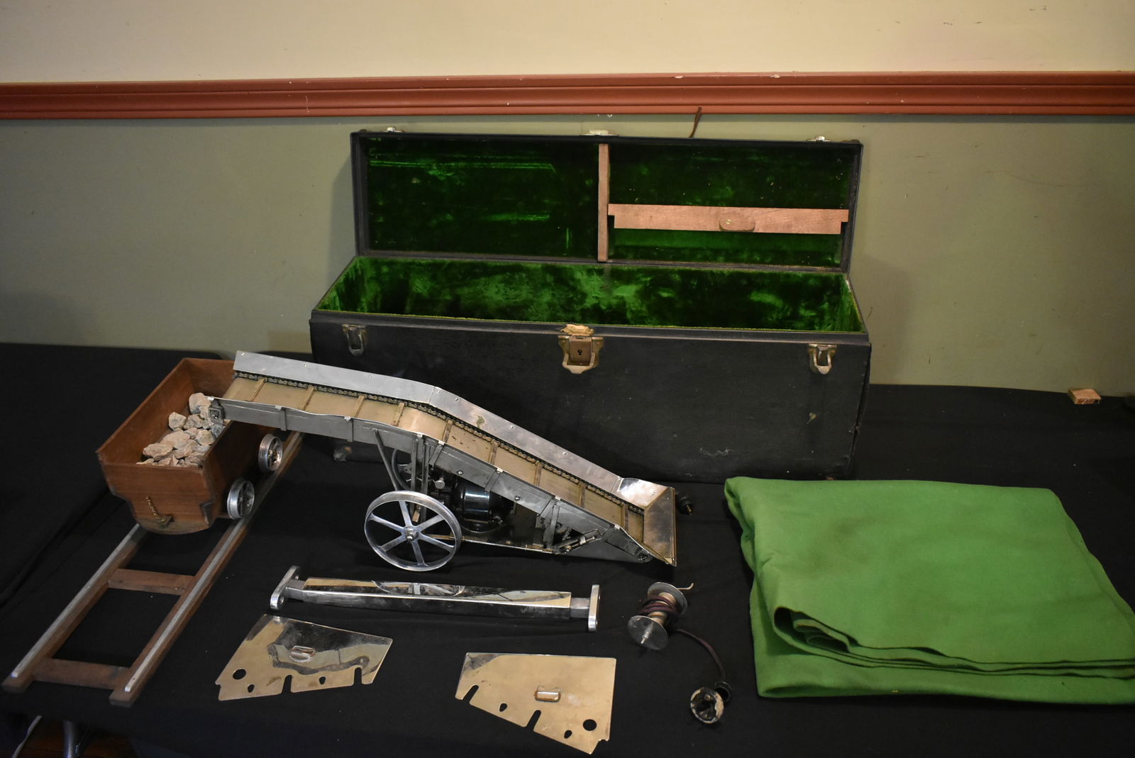 Antique Motorized Salesman Sample Railroad Conveyor Belt Elevator/Bale RARE (1 of 11)