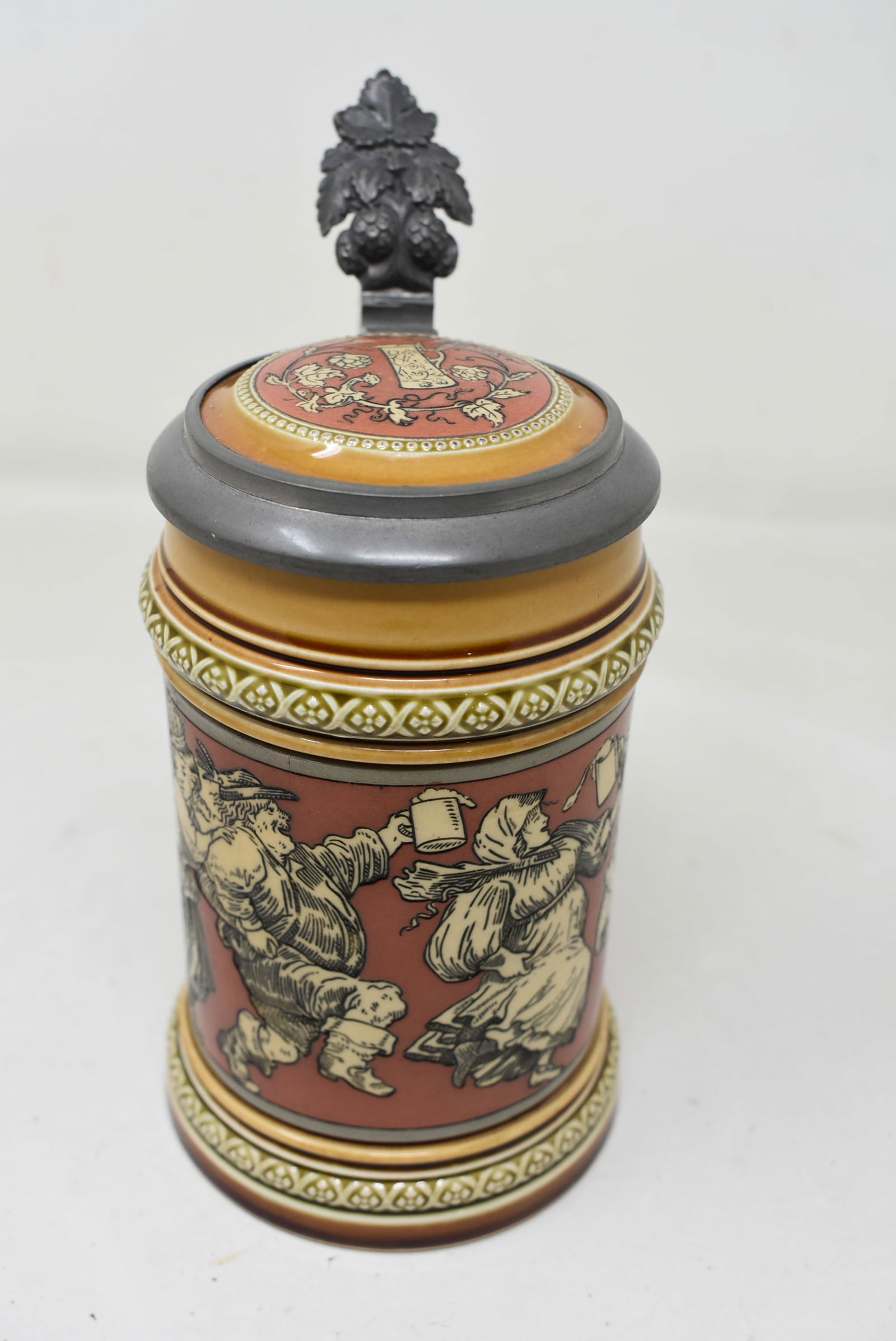 Mettlach 3/10 Liter #2057 Beer Stein with Inlay Lid (1 of 7)