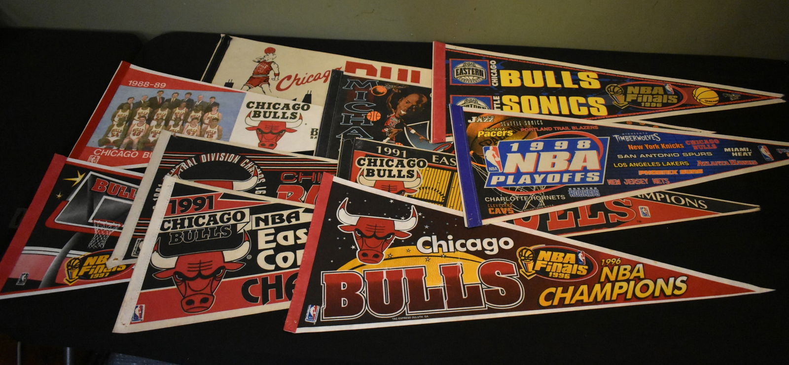 Lot of 10 Chicago Bulls Felt Pennants (1 of 7)
