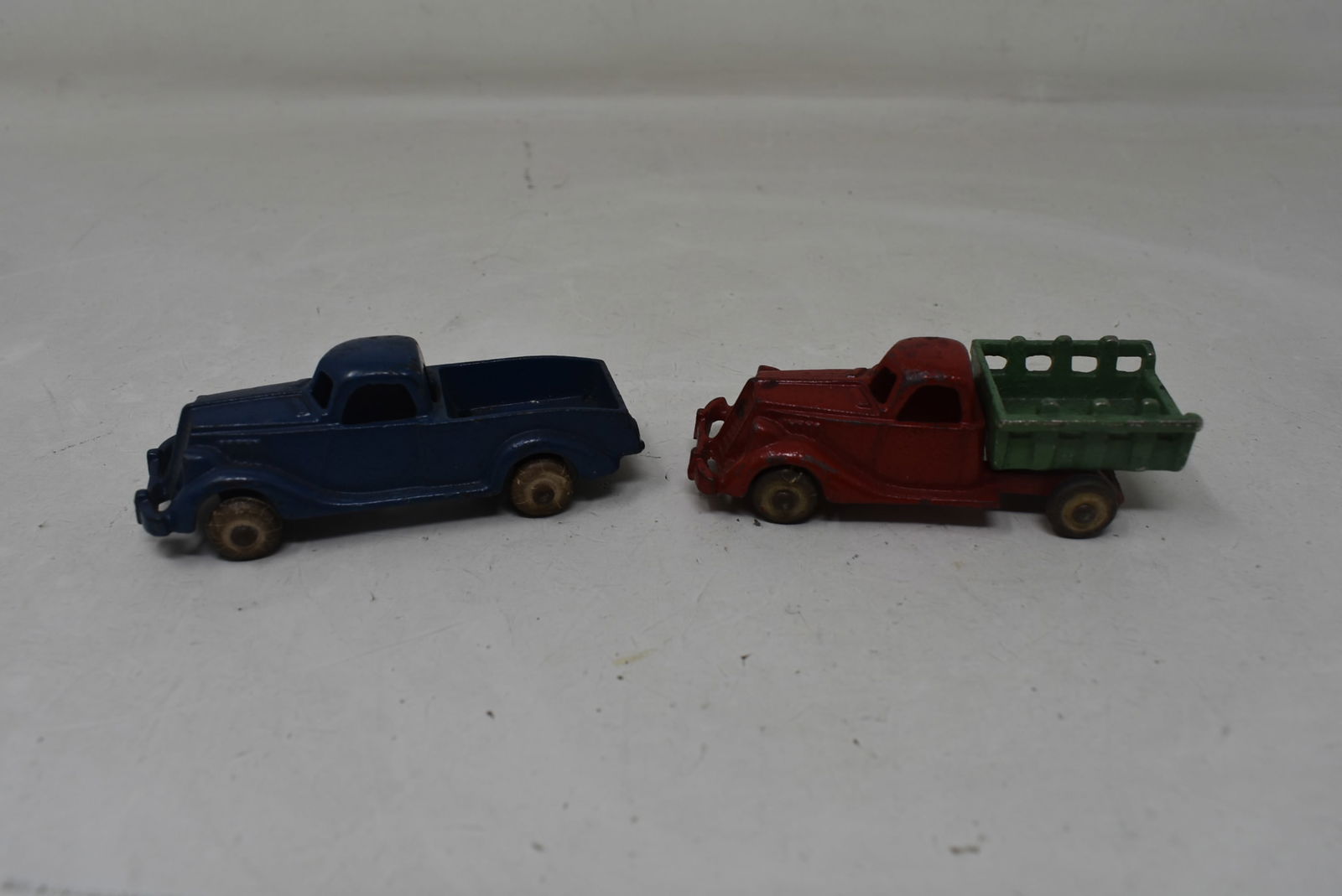 2 Vintage Cast Iron Hubley 4" Trucks (1 of 4)