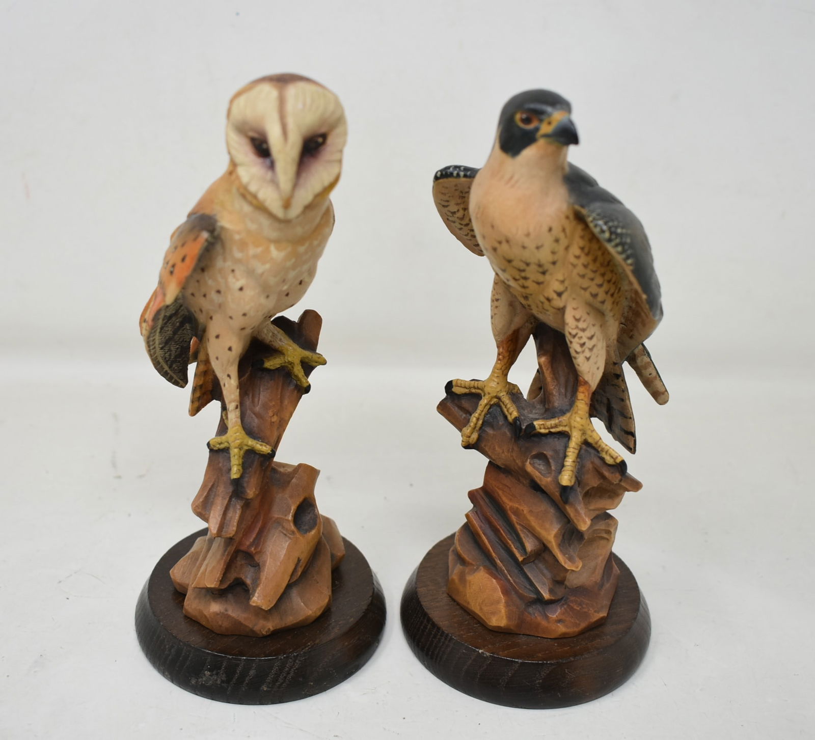 2 Anri Gunther Granget Wood Carvings Birds: 2 Anri Gunther Granget Wood Carvings, Barn Owl and Falcon. They are 7" tall and in excellent condition.