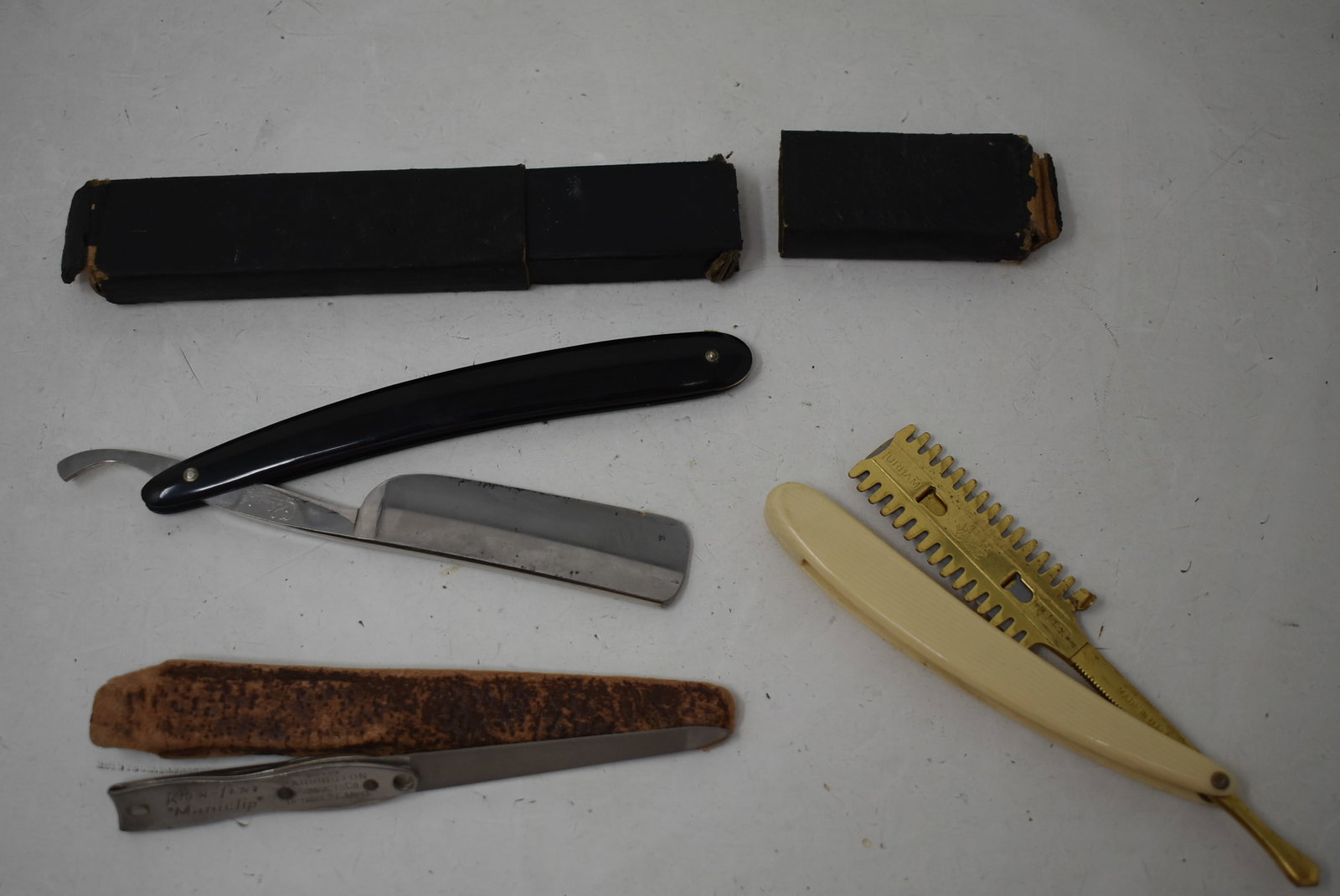 Lot of Straight Razors (1 of 4)