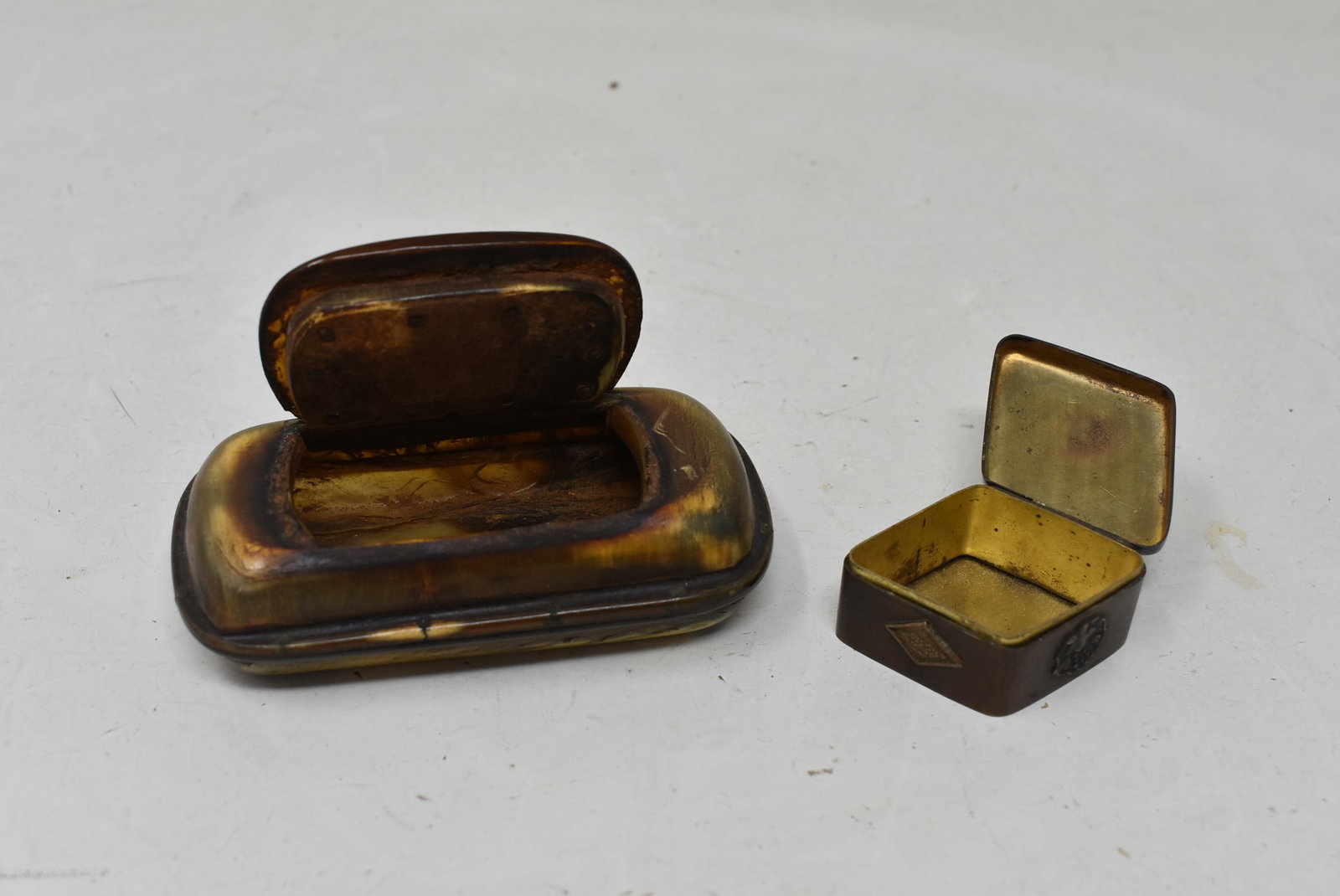 2 Vintage Small Snuff Boxes (1 of 4)