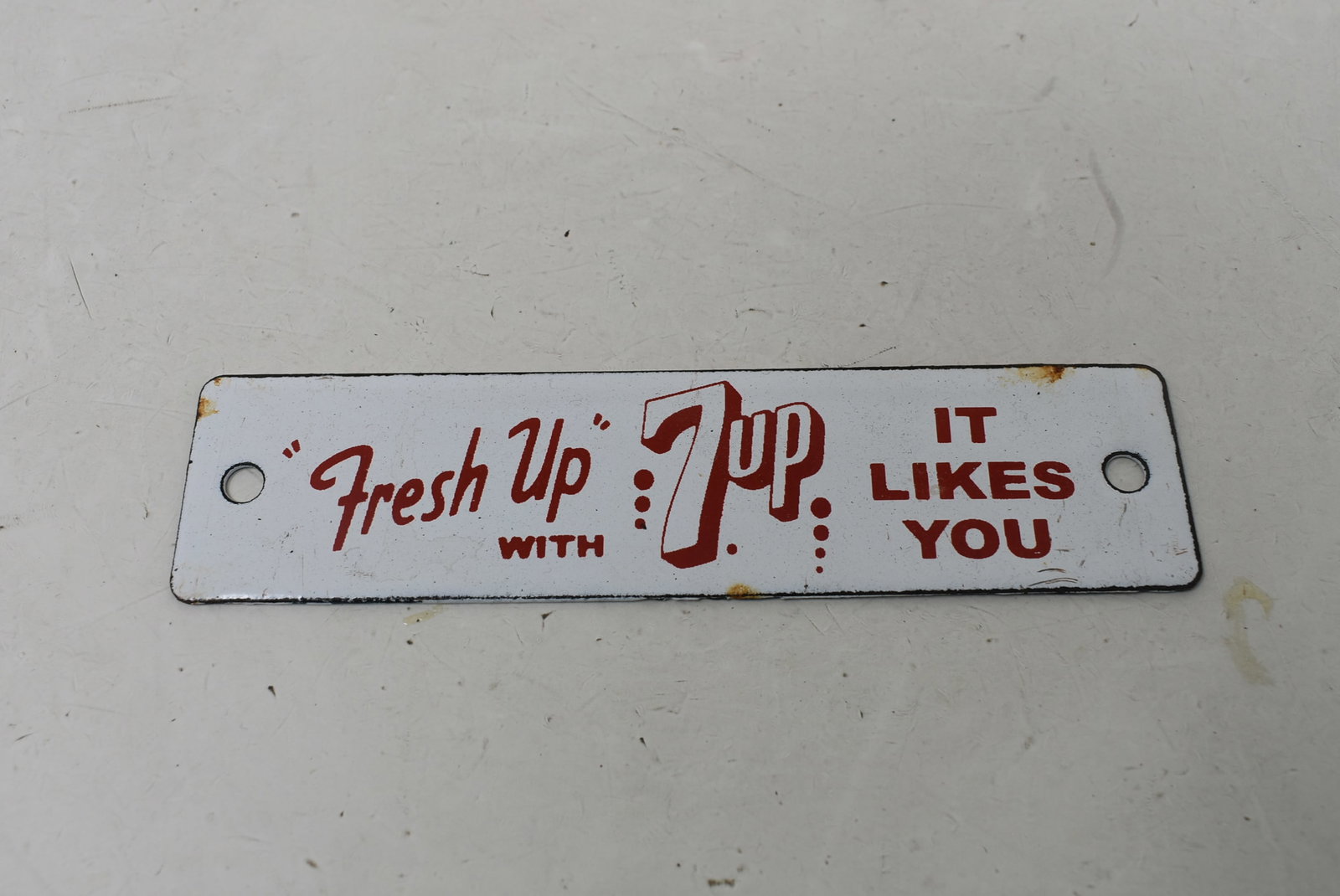 Vintage "Fresh Up with 7UP" Porcelain Crate Tag 7 Up: Vintage "Fresh Up with 7UP" Porcelain Crate Tag. It measures 6"x1.5"