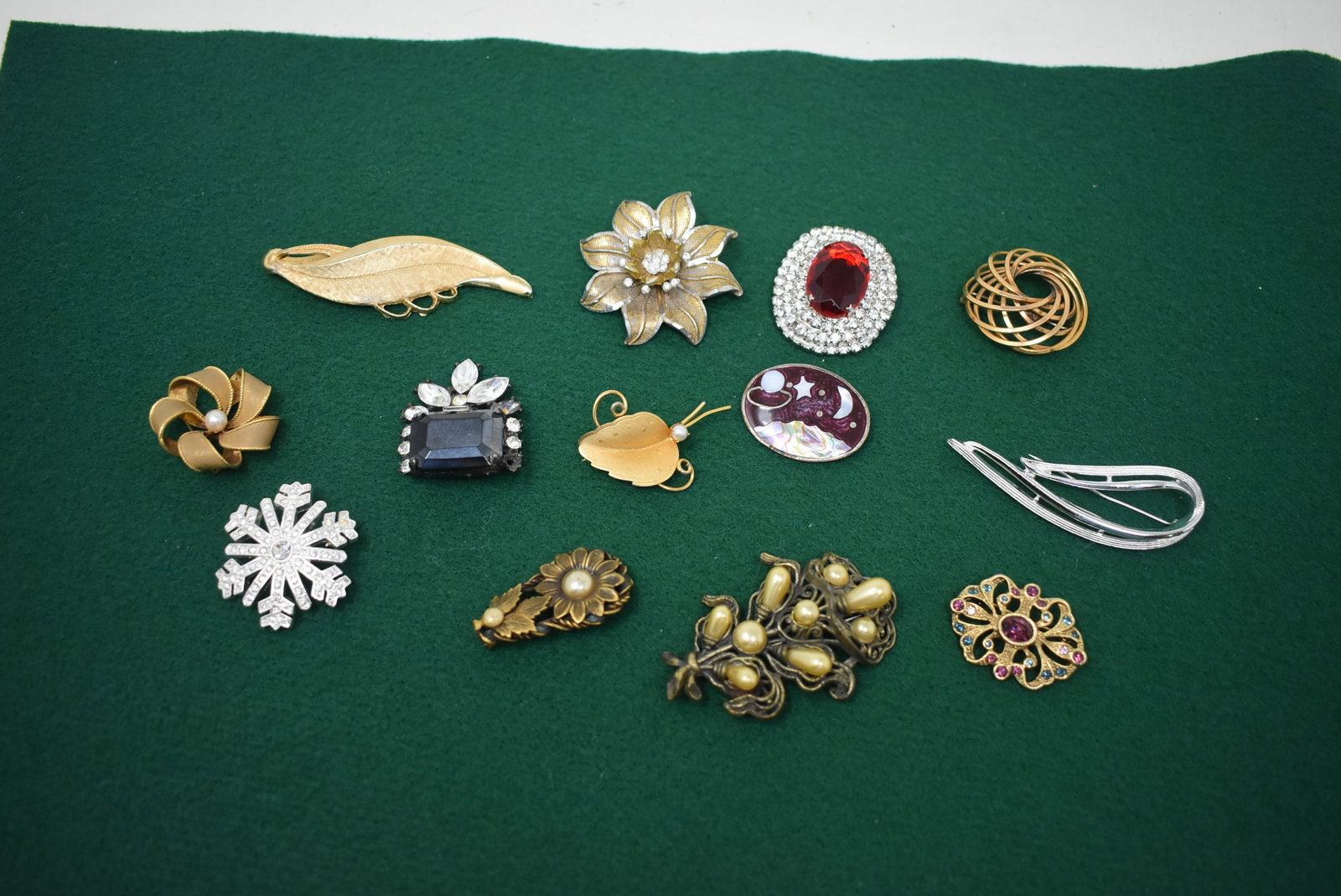 Lot of 13 Vintage Brooches (1 of 3)