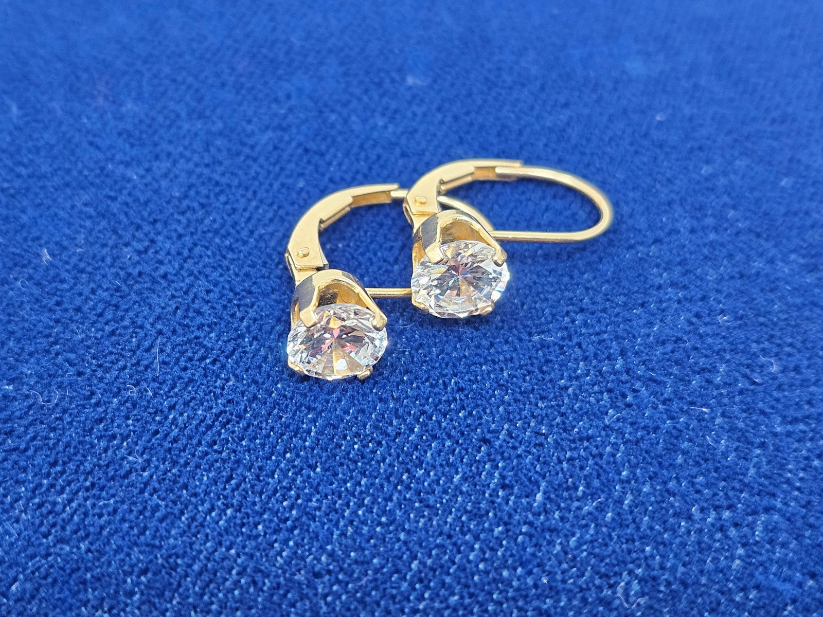 14K Gold and CZ Drop Stud Lever Back Earrings: 14K Gold and CZ Drop Stud Lever Back Earrings. They weigh 2 grams.