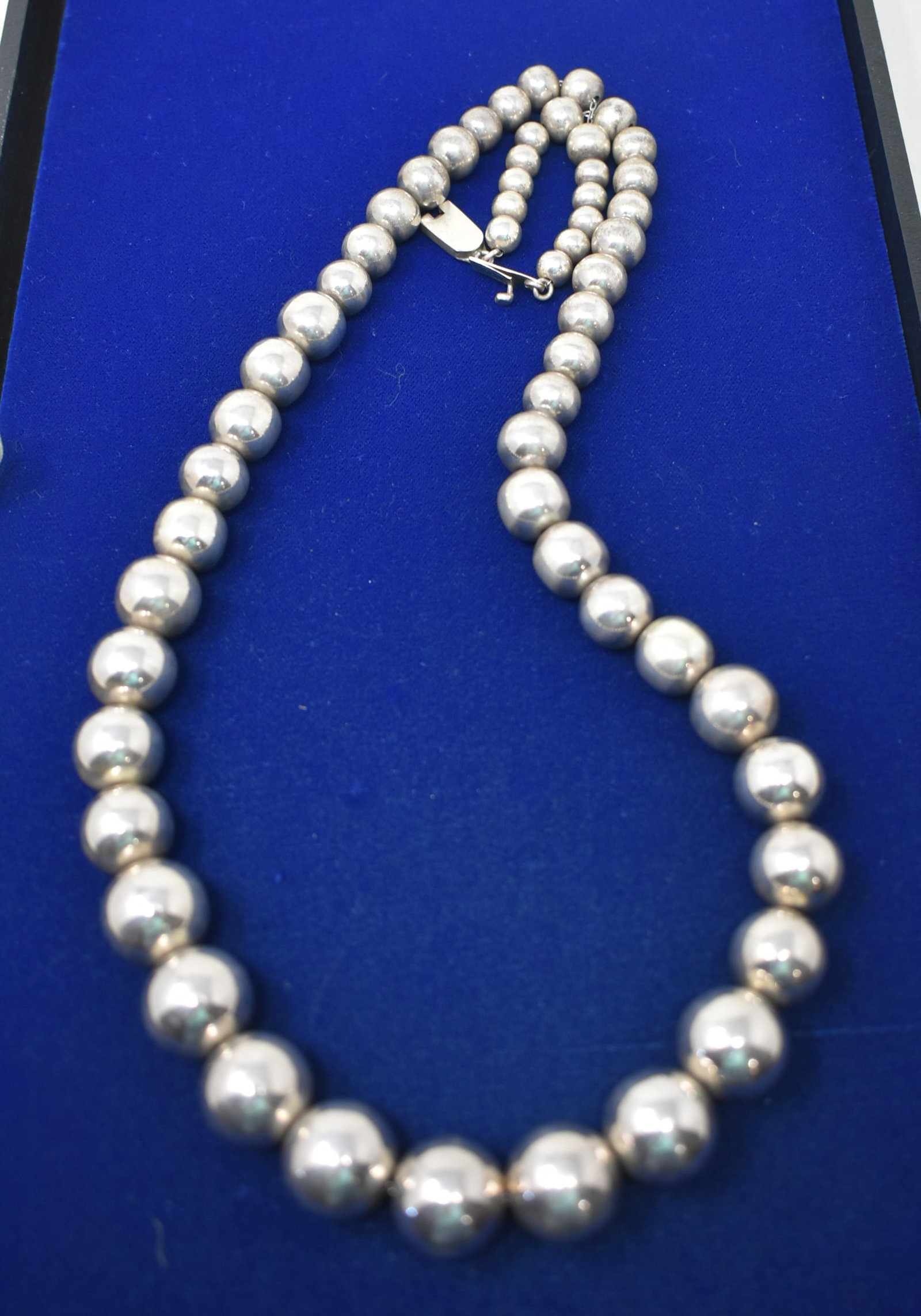 Heavy 28" Sterling Silver Necklace: Heavy 28" Sterling Silver Graduated Bead Necklace. It is in excellent condition and weighs 158 grams.