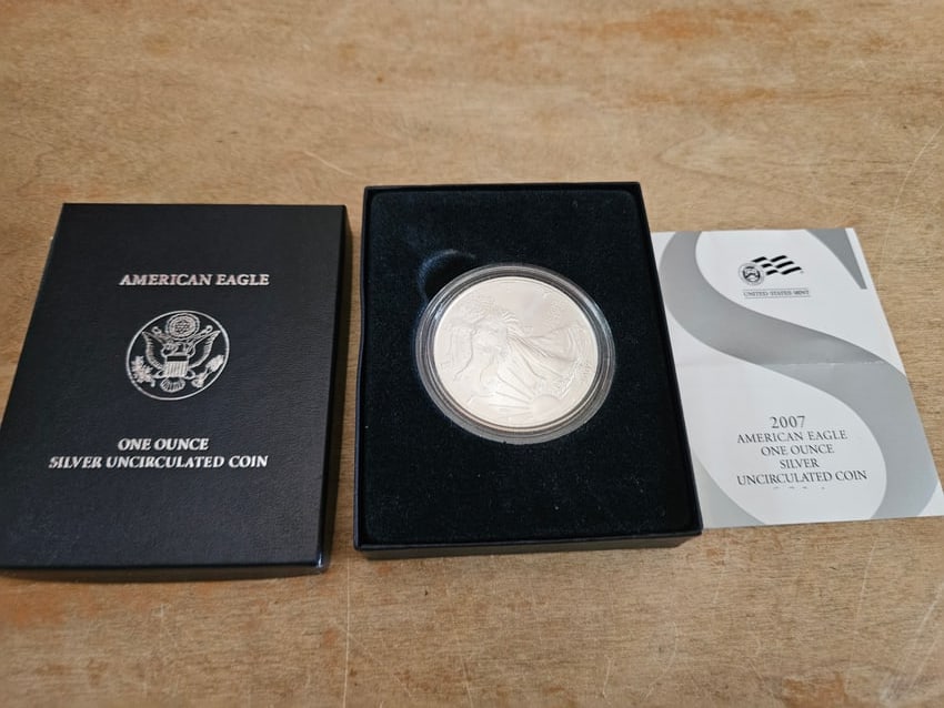 2007-W $1 Uncirculated American Silver Eagle w Box COA .999 Silver: 2007-W $1 Uncirculated American Silver Eagle w Box, COA .999 Silver
