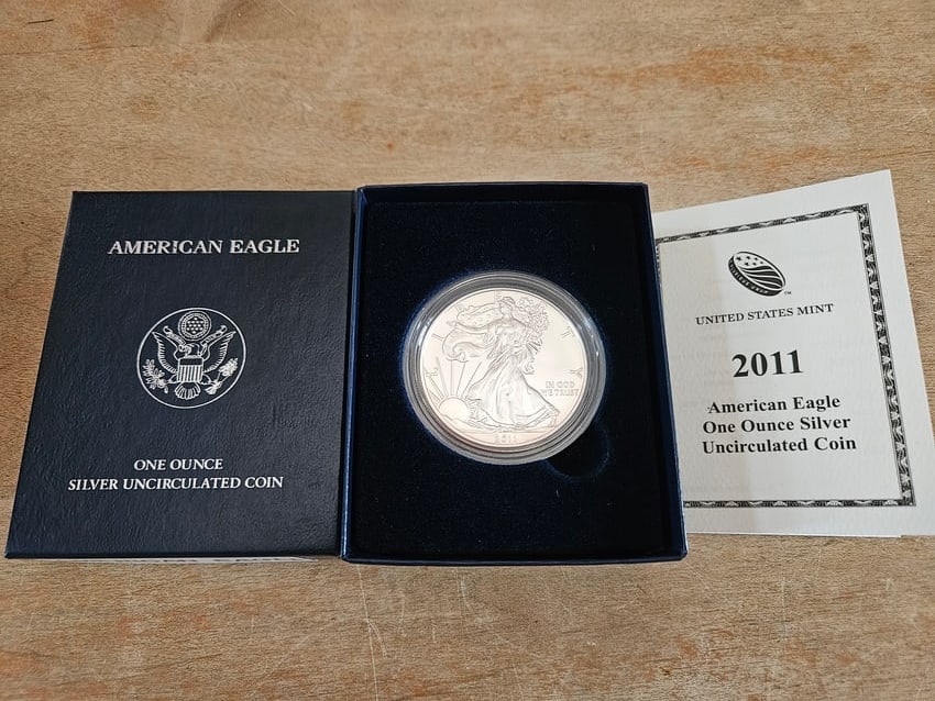 2011-W American One Oz Uncirculated .999 Silver Eagle w Box COA (1 of 4)