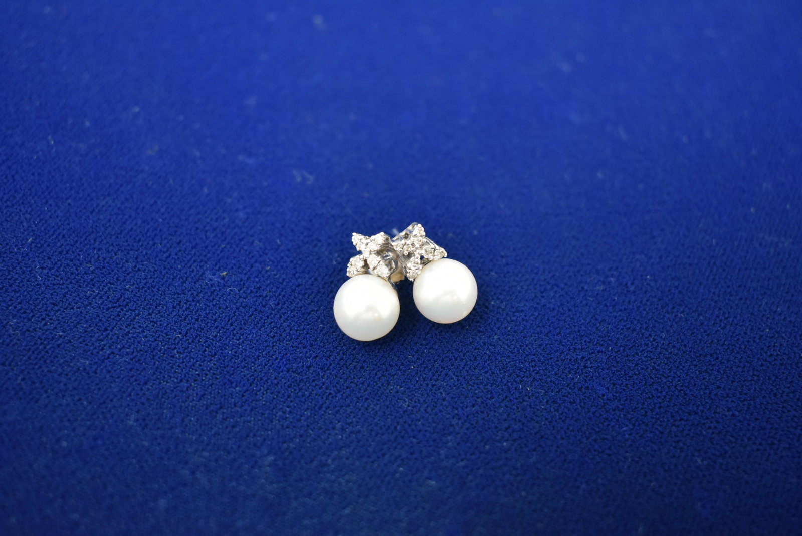 14K White Gold & Pearl Pierced Earrings: 14K White Gold and Pearl Pierced Earrings. In nice condition, includes 1 earring back.