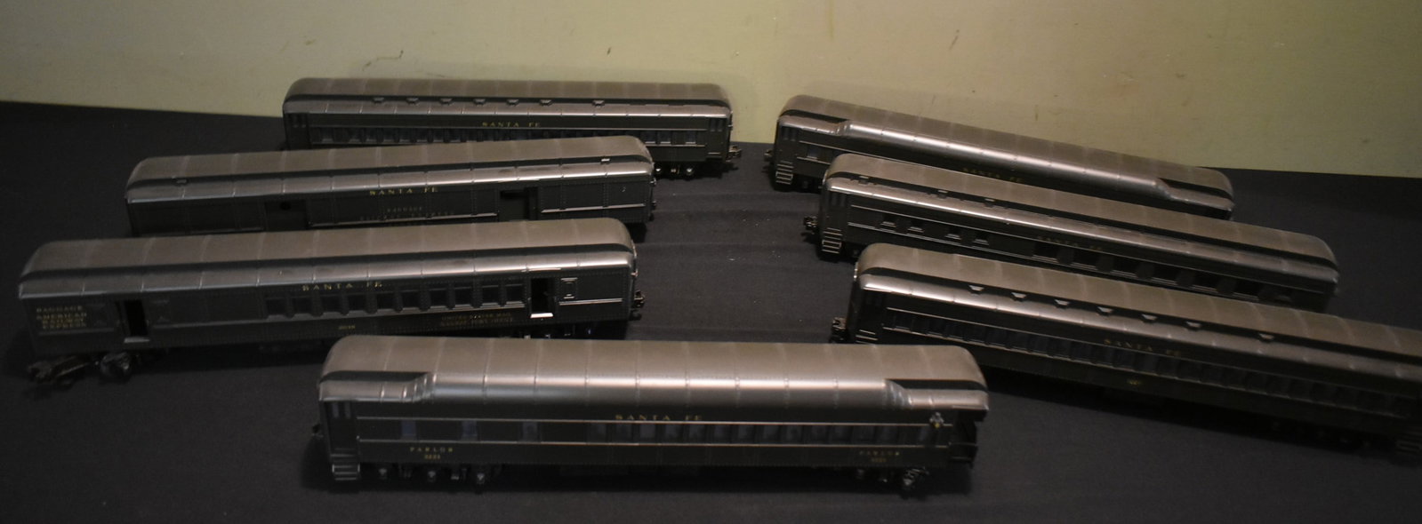 Set of 7 O Scale MTH Santa Fe ATSF Passenger Cars (1 of 11)