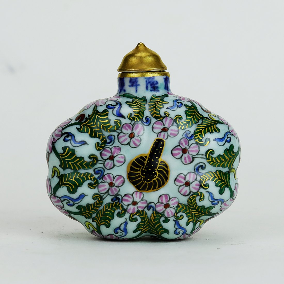 China eighteenth Century snuff bottle, Qian Long Era (1 of 6)