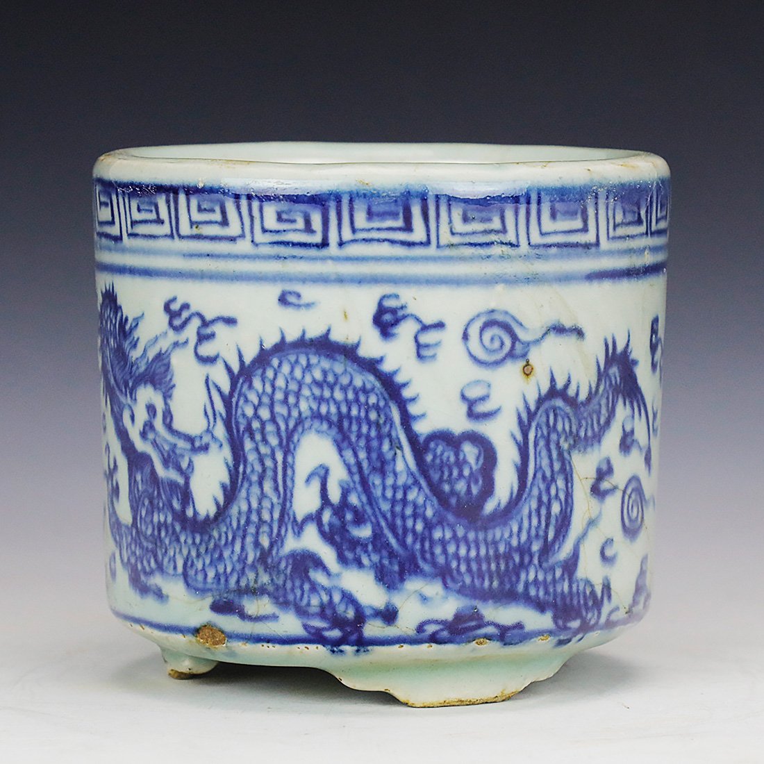 Chinese Qing Dynasty blue and white ceramic pen holder (1 of 9)