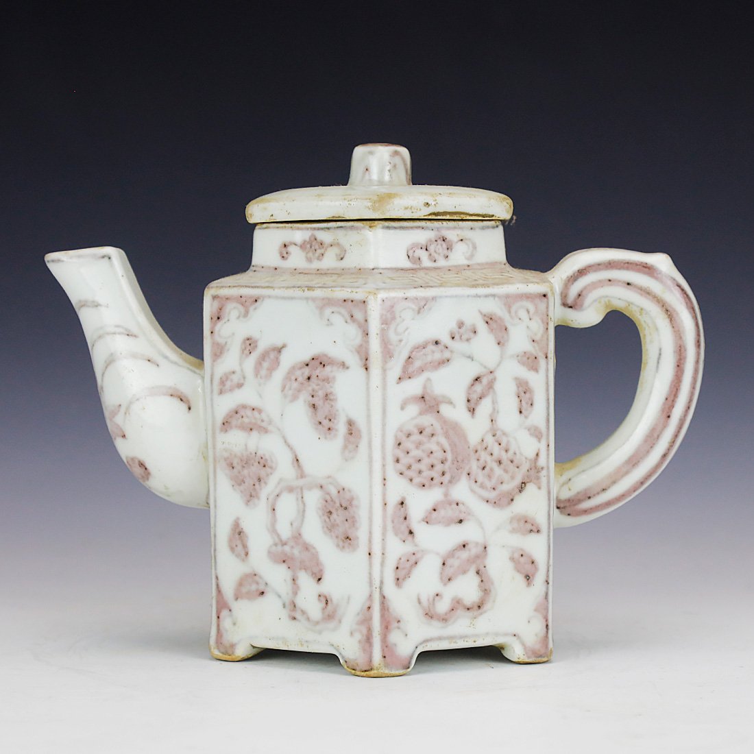 China's Ming Dynasty red teapot，15 Century: Ceramic kettle of Ming Dynasty in China,The period of the Xuan de.