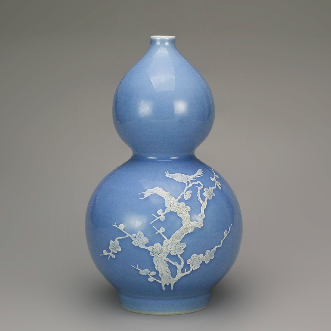 18 Century China Relief ceramic bottle gourd vase: 18 Century China Relief ceramic bottle gourd vase.The shape is odd, the quantity is few, has the high collection value.
